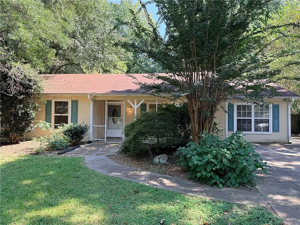 3 bed, 2.0 bath, $1,795 — Photo 1