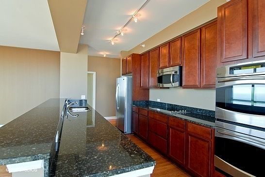 3rd image of 1629 S Prairie Ave Unit 3001