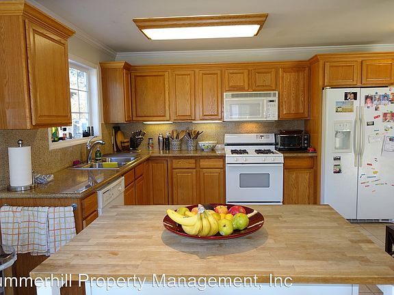4th image of 401 Menlo Oaks Dr