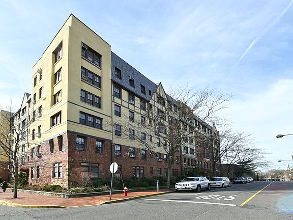 Corner Maple @ Bond