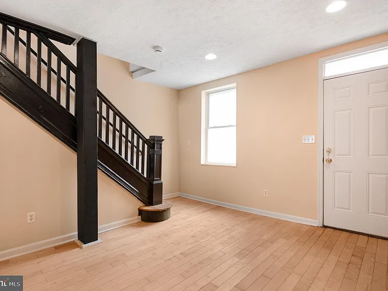 1123 W Lombard St — Photo 9