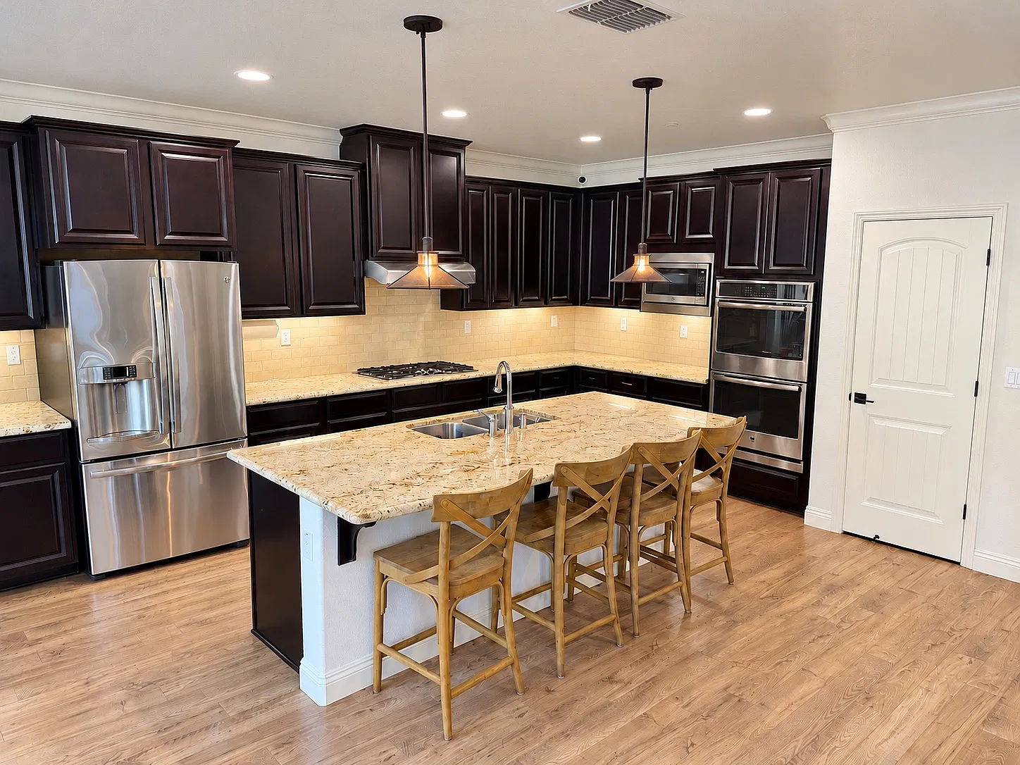 4 bed, 2.5 bath, 2768 sqft, $4,250 — Photo 4