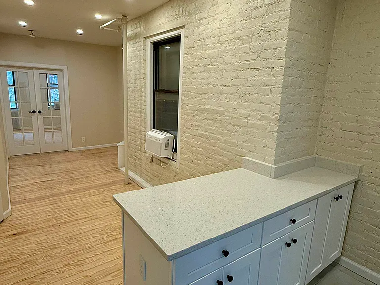 251 W 18th St #2W — Photo 3