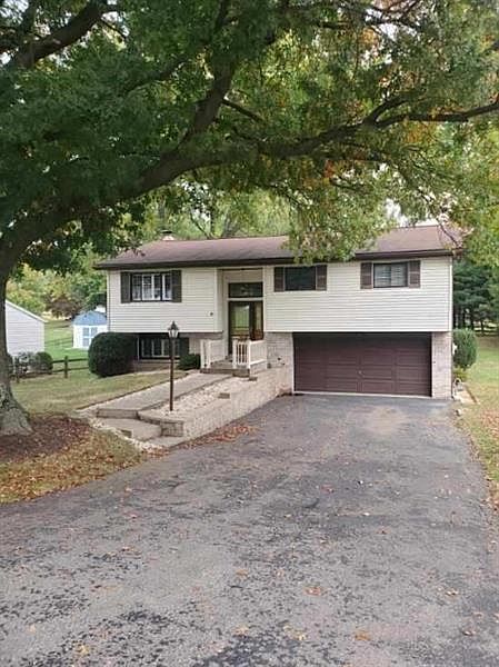 1st image of 23 W Hempfield Dr