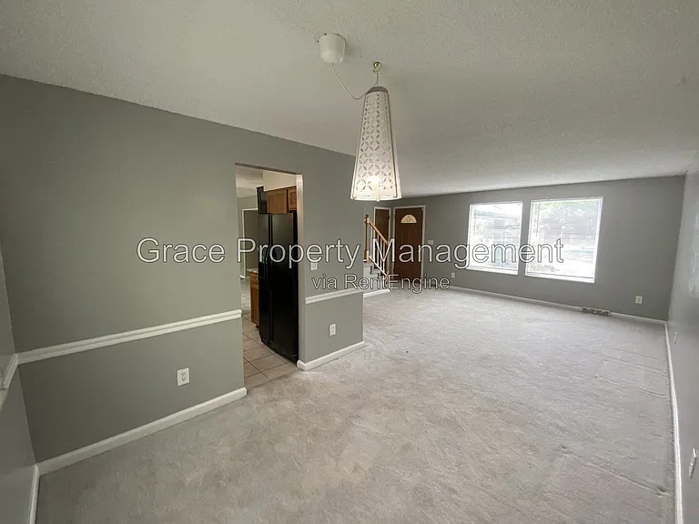 10870 Stuart Cir — Photo 2