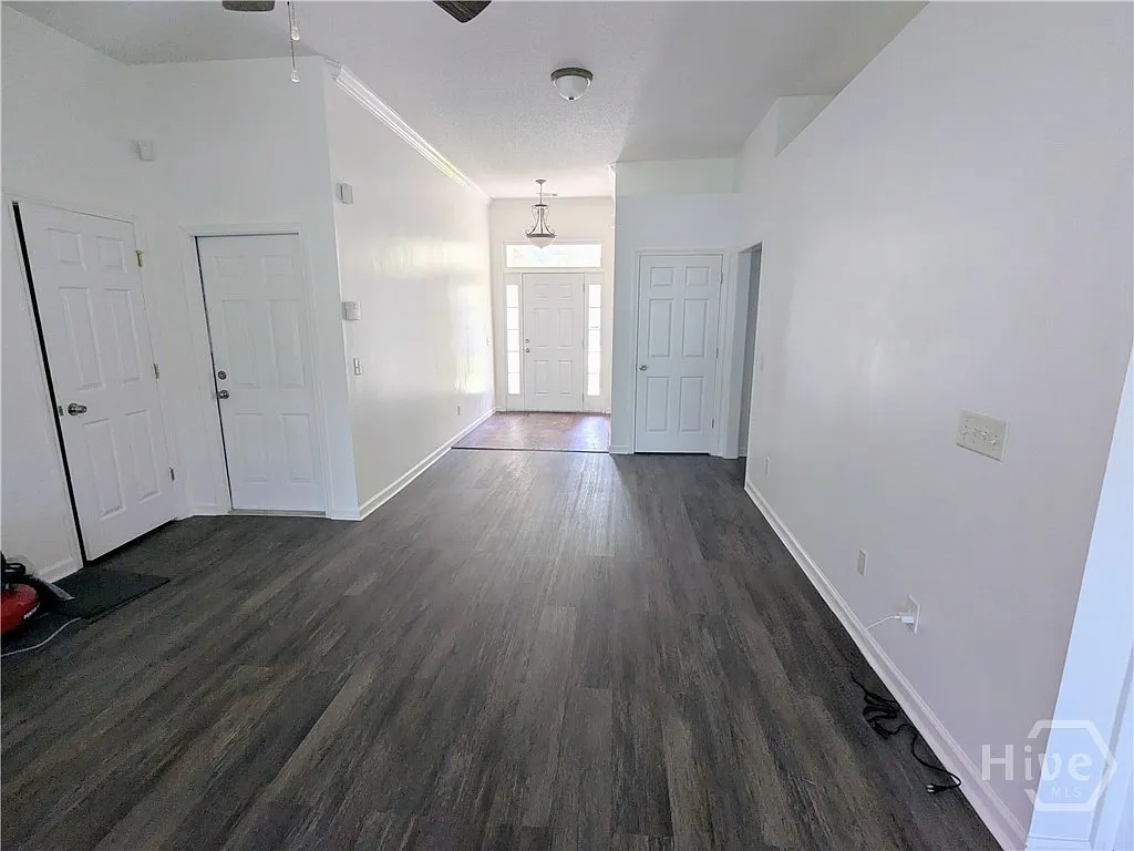 4 bed, 2.0 bath, 2721 sqft, $2,800 — Photo 4