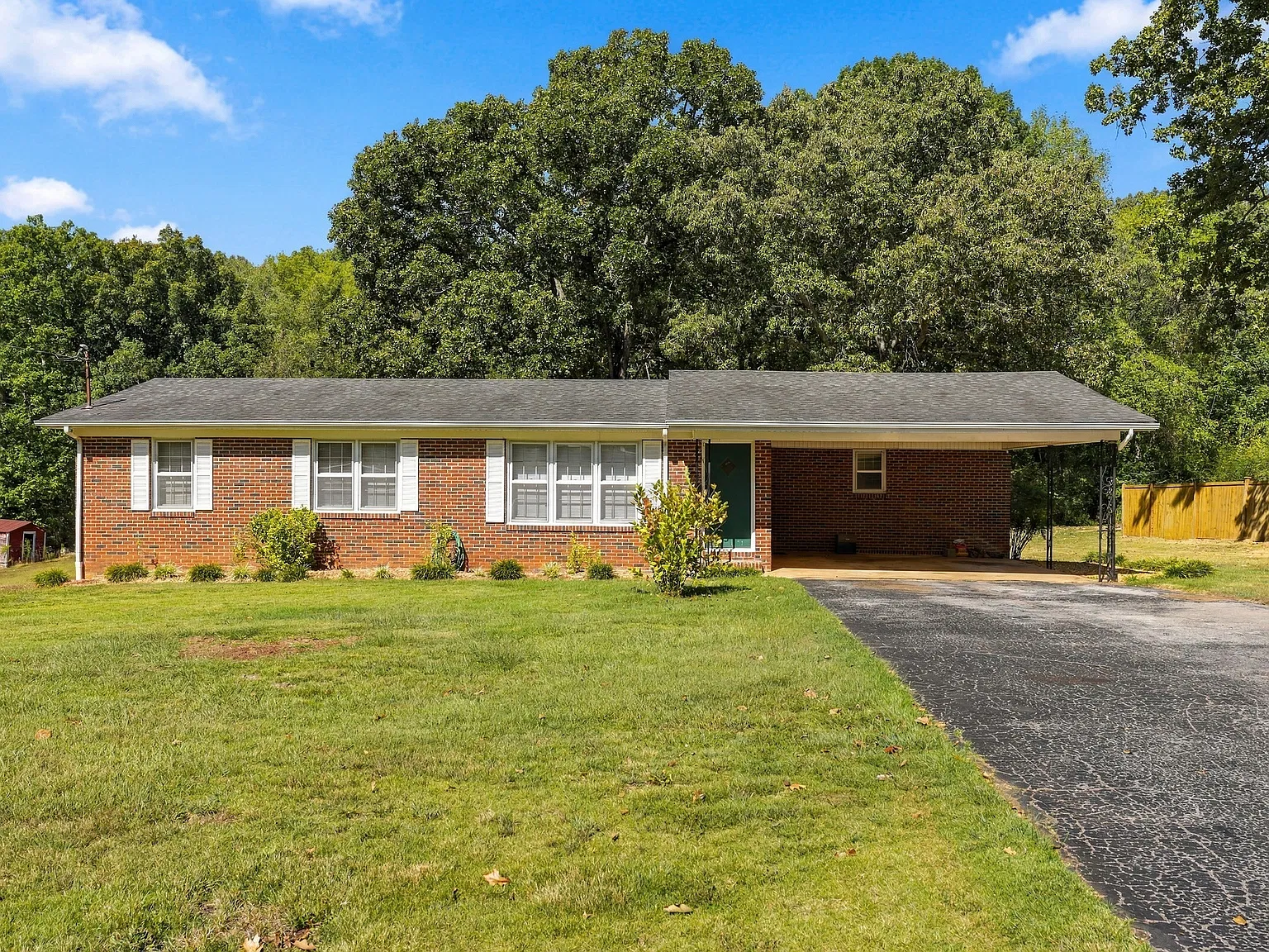 3 bed, 1.5 bath, 1400 sqft, $1,300 — Photo 1