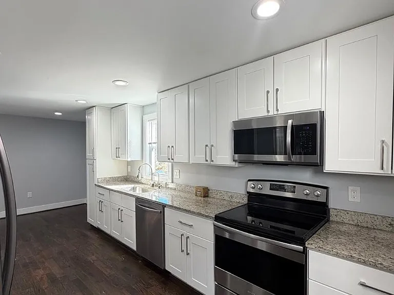 115 E Monmouth St — Photo 7
