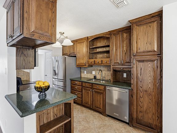 4th image of 2110 Azalea St