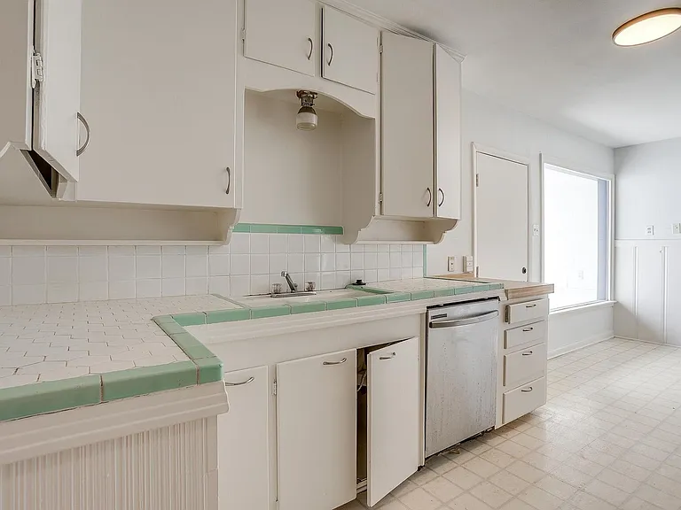3557 Suffolk Dr — Photo 8