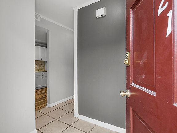 3rd image of 121 King George Ct