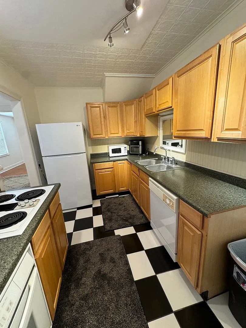 Available Now! The Villa Condo 3 BR Must See — Photo 2