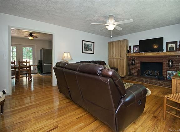 4th image of 831 N Main St