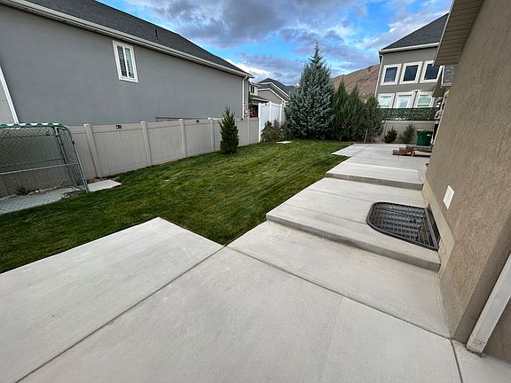 3rd image of 618 W Regent Garden Ln