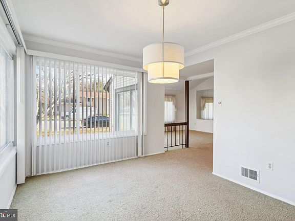 3rd image of 601 Sugarland Run Dr