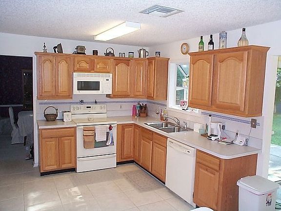Bright Kitchen with Breakfast Area 