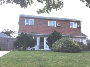 37 Vernon St, Plainview, NY 11803