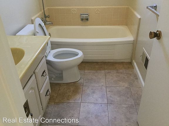 3rd image of 2380 Briarwood Dr