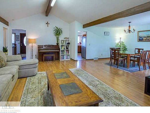 3rd image of 3933 Cloverdale Ave