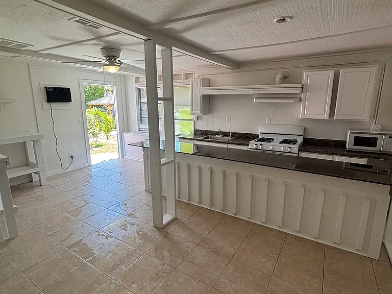 2571 NE Palm Ave #C — Photo 1