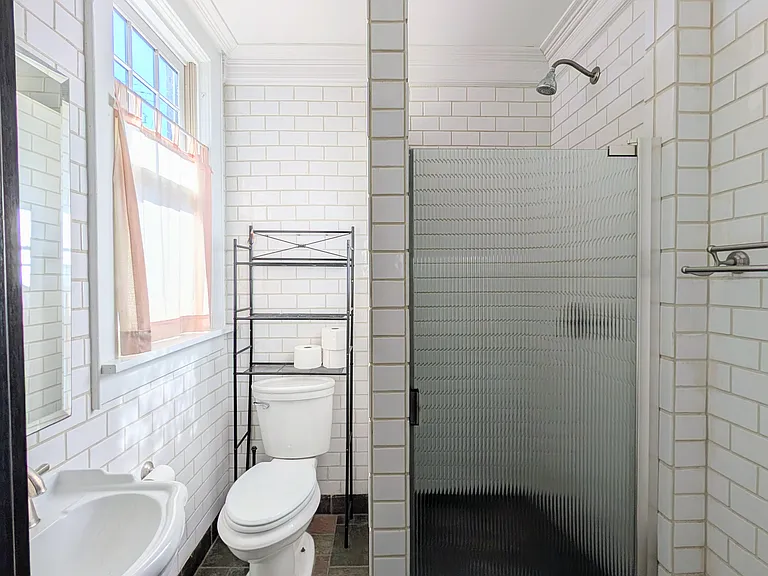 1041 Franklin Ave — Photo 13