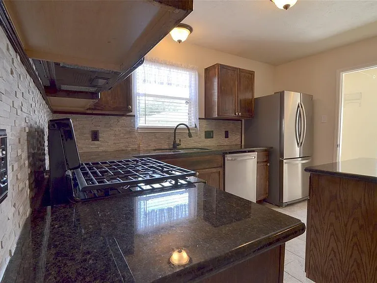 28926 Sedgefield St — Photo 10