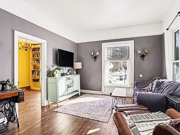 5th image of 4819 Leonard St
