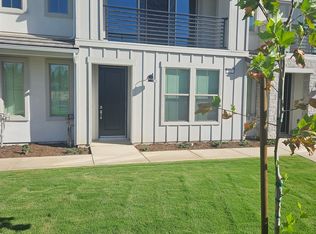 572 N Adler Ln, Clovis, CA 93611