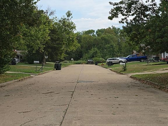 4th image of 907 Pecan Ln