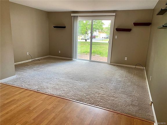 5th image of 156 Charlesgate Cir