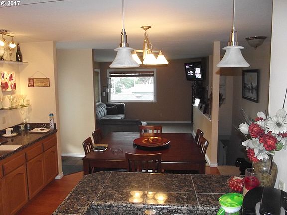4th image of 604 SE Jetty Ave