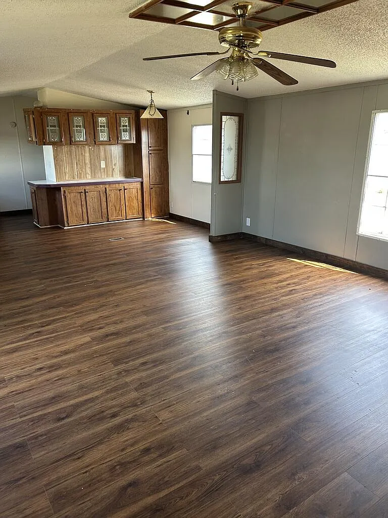3 bed, 1216 sqft, $1,100 — Photo 2