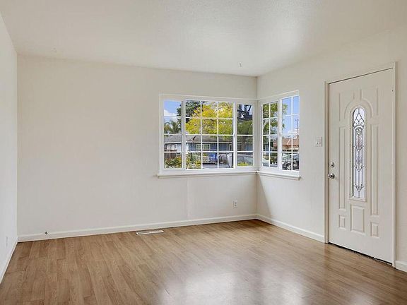 4th image of 710 Banff St #710