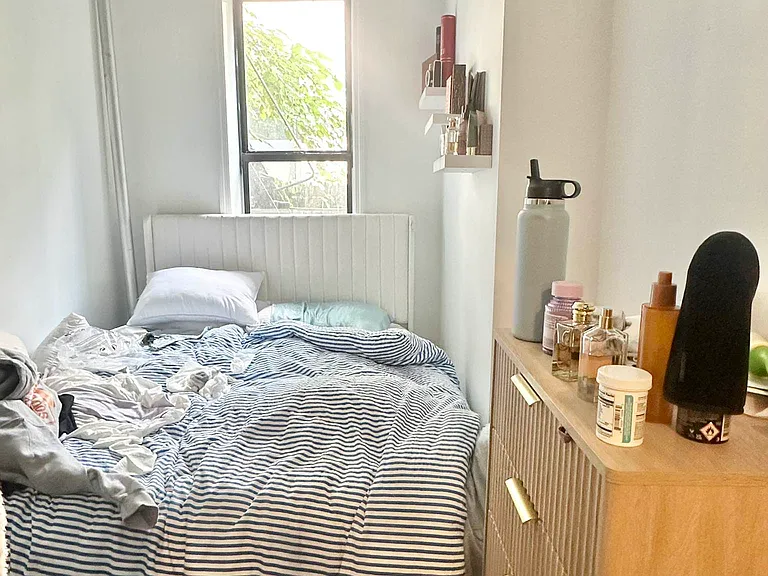 215 E 4th St #3 — Photo 9