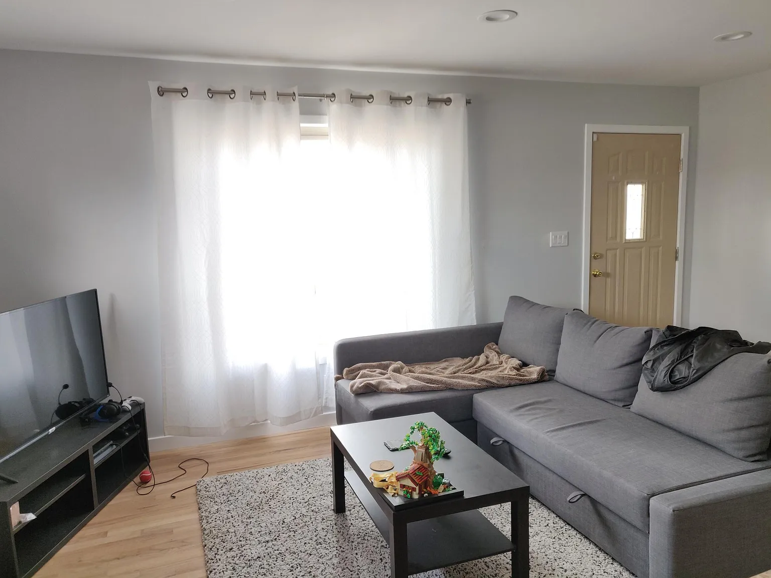 1300 Mariposa Dr — Photo 2