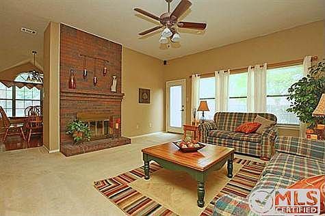 4th image of 2010 Oakglen Dr