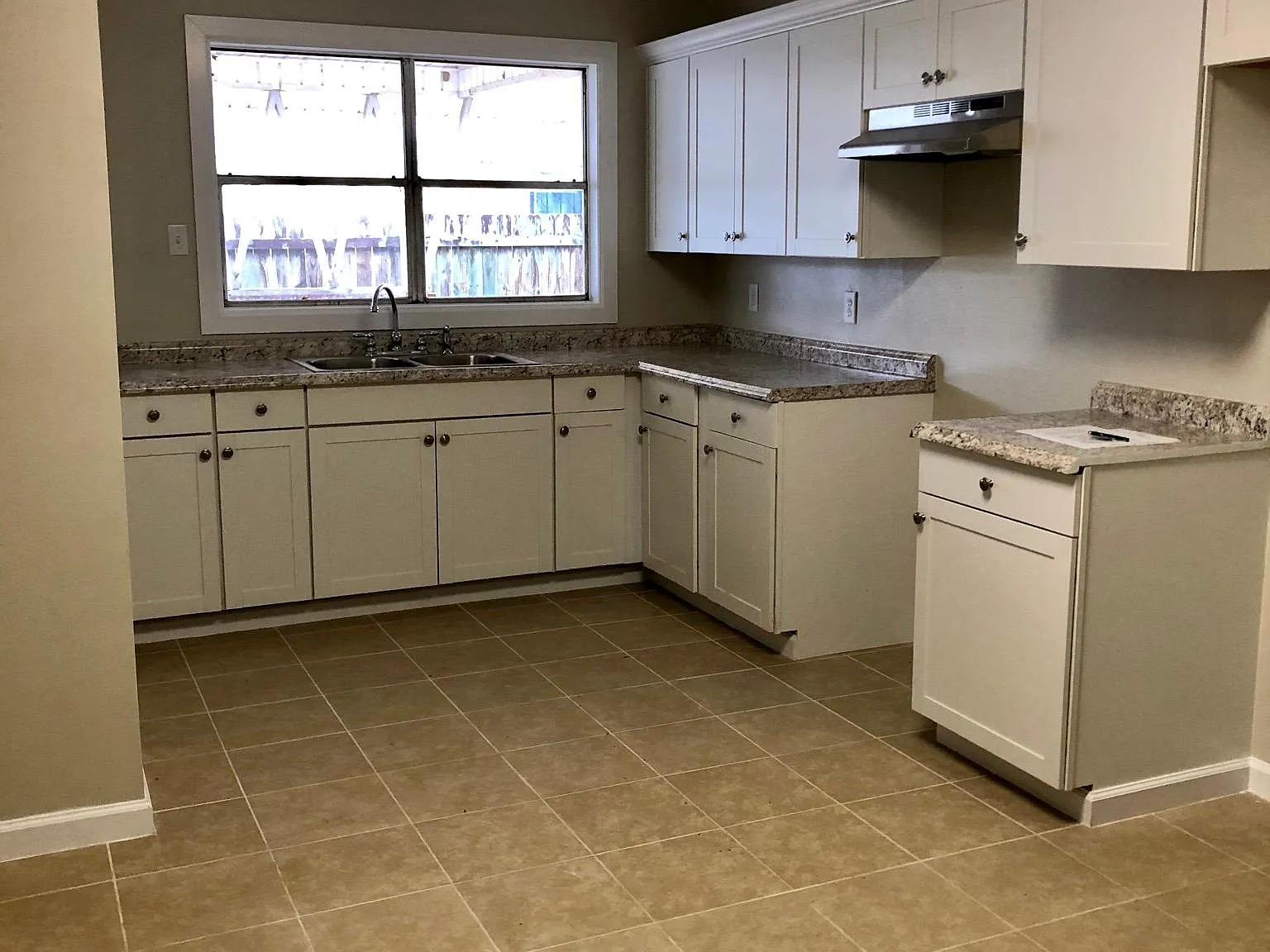 3 bed, 1400 sqft, $1,100 — Photo 2