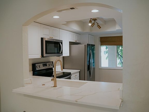 3rd image of 9821 Alabama St APT 3