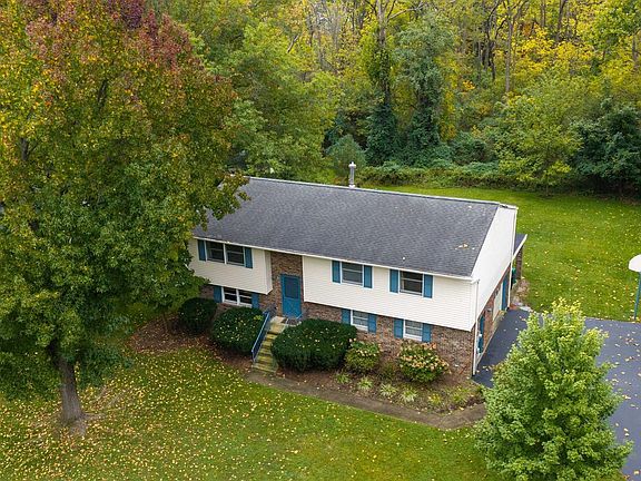 3rd image of 1376 Woodcrest Dr