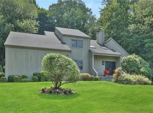 190 Deerfield Ln N, Pleasantville, NY 10570