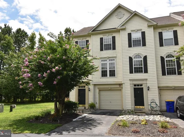 12 Calvert St, Ocean View, DE 19970