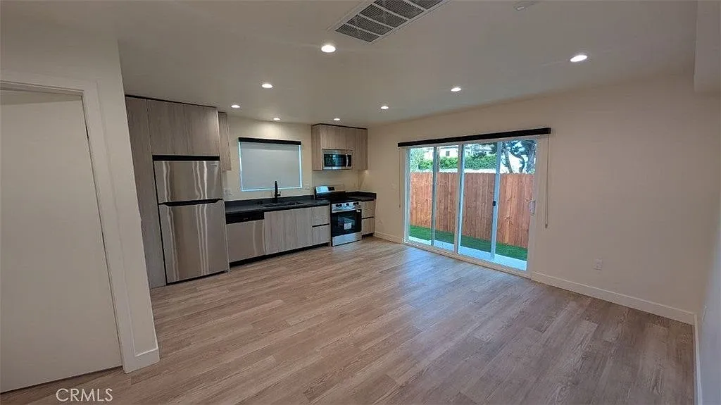 3 bed, 1200 sqft, $4,950 — Photo 3
