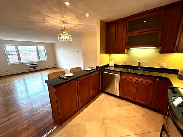 20 Whitman Rd APT 2-1, Waltham, MA 02453