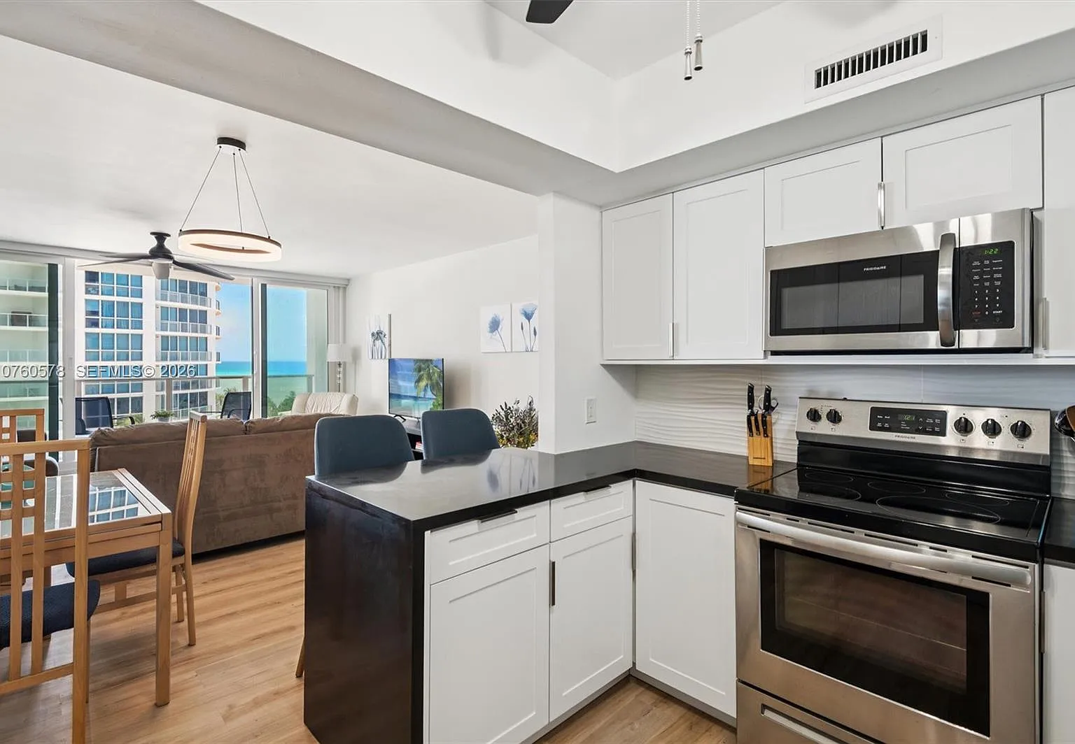 Alexander Towers Condo — Photo 3