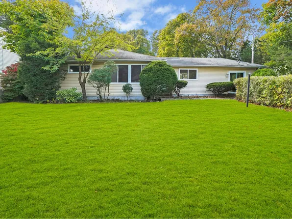 42 Carver Blvd, Bellport, NY 11713