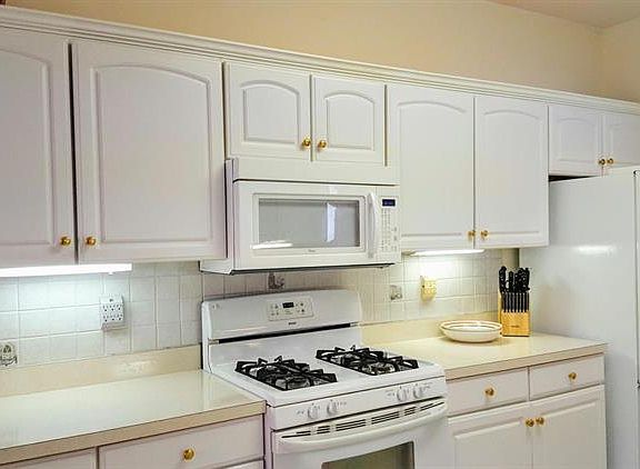 4th image of 41 Golden Willows Ave #1000