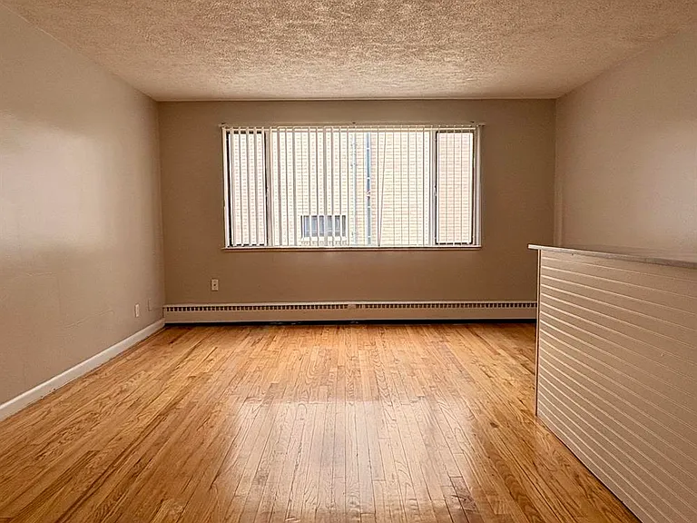 Corona Manor Apartments — Photo 29