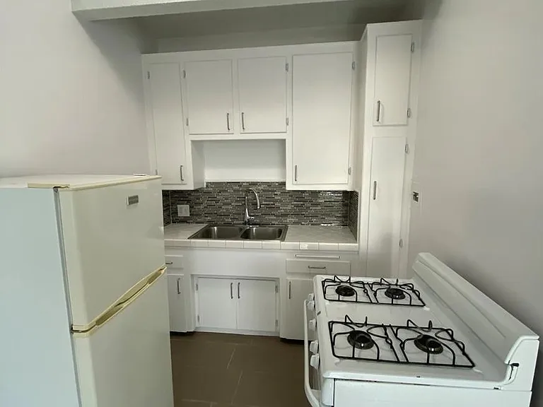 241 4th Ave #10 — Photo 5