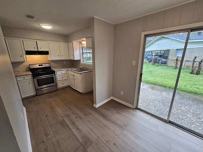 Charming 3-Bedroom Single-Story Home with Carport & Fenced Backyard — Photo 4