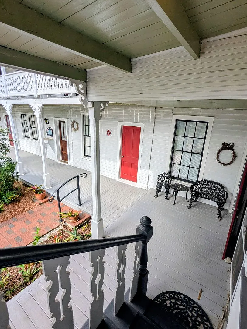 2 Bedroom / 1 Bathroom Apartment in Downtown Hawthorne — Photo 4